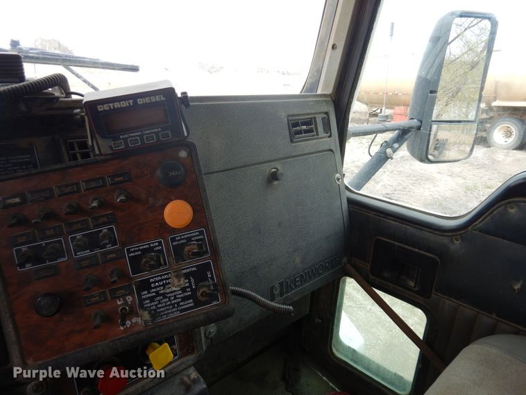 image for item AF9734 1999 Kenworth T600  semi truck