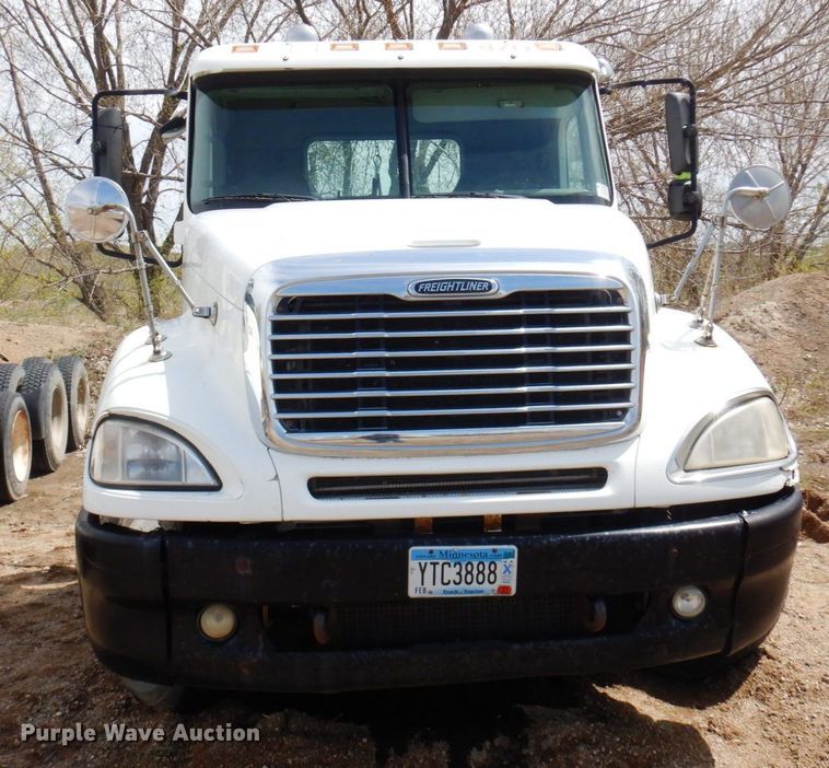 image for item AF9735 2004 Freightliner Columbia 120  semi truck
