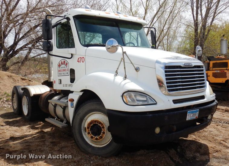 image for item AF9735 2004 Freightliner Columbia 120  semi truck