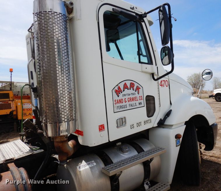 image for item AF9735 2004 Freightliner Columbia 120  semi truck