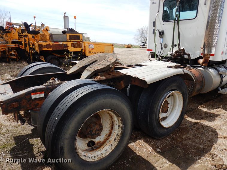 image for item AF9735 2004 Freightliner Columbia 120  semi truck