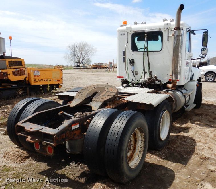 image for item AF9735 2004 Freightliner Columbia 120  semi truck