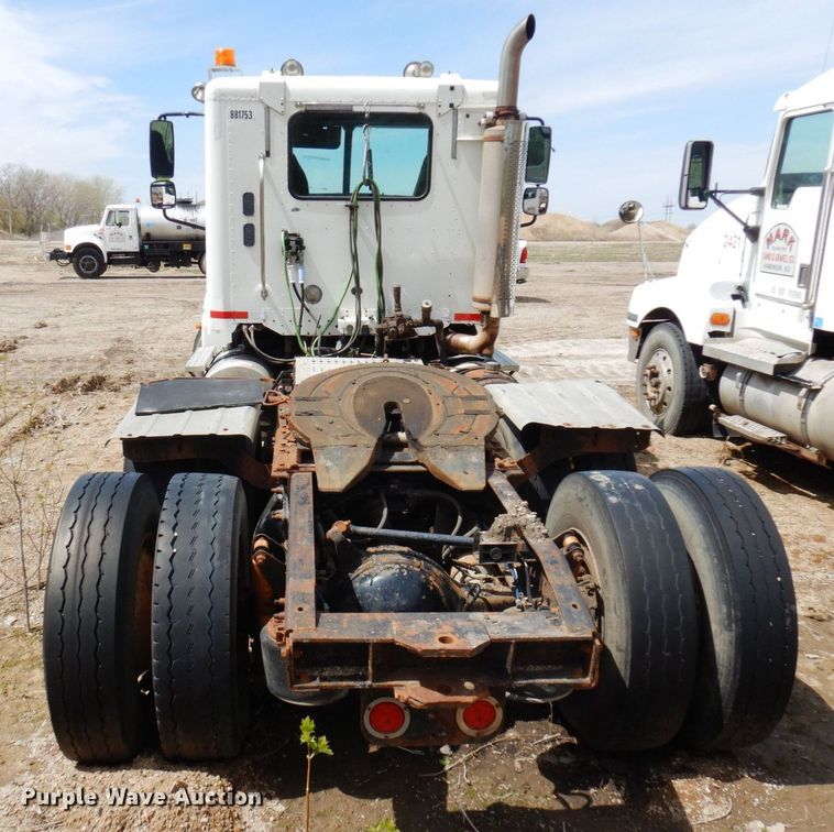 image for item AF9735 2004 Freightliner Columbia 120  semi truck