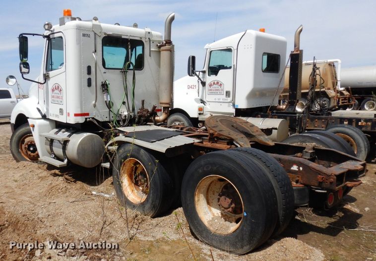 image for item AF9735 2004 Freightliner Columbia 120  semi truck