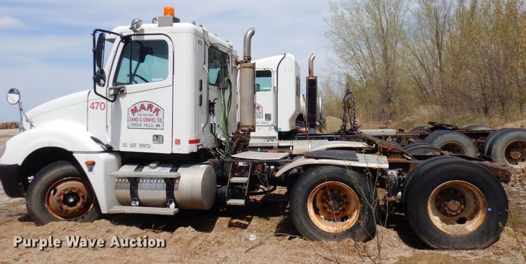 image for item AF9735 2004 Freightliner Columbia 120  semi truck