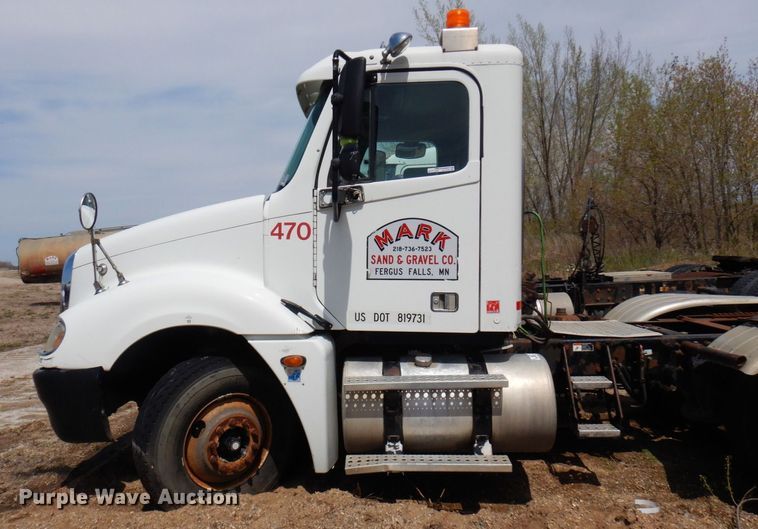 image for item AF9735 2004 Freightliner Columbia 120  semi truck