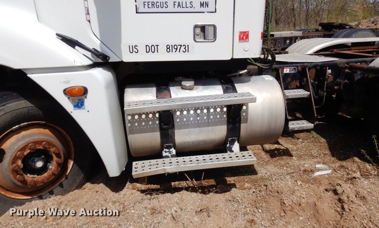 image for item AF9735 2004 Freightliner Columbia 120  semi truck