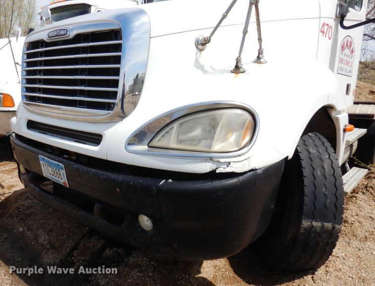 image for item AF9735 2004 Freightliner Columbia 120  semi truck