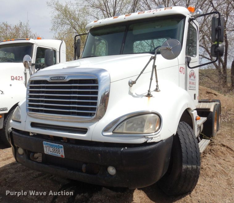 image for item AF9735 2004 Freightliner Columbia 120  semi truck