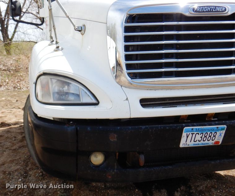 image for item AF9735 2004 Freightliner Columbia 120  semi truck