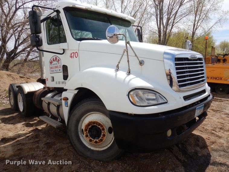 image for item AF9735 2004 Freightliner Columbia 120  semi truck