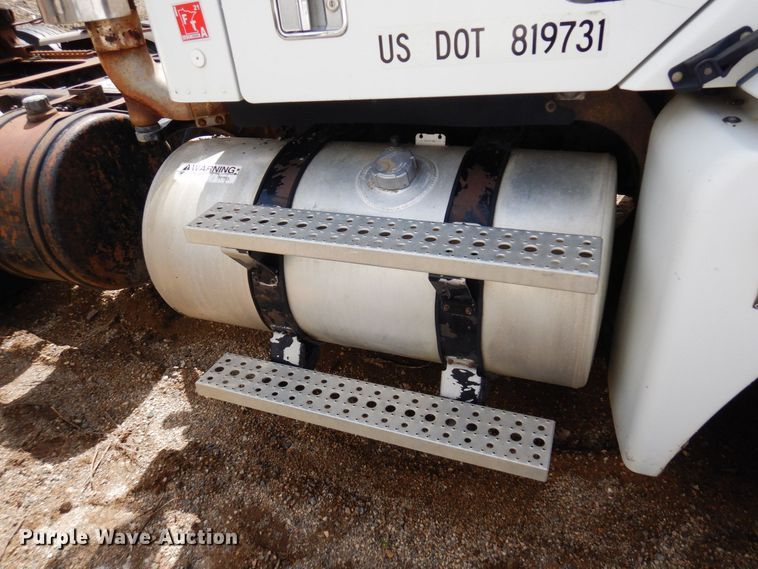 image for item AF9735 2004 Freightliner Columbia 120  semi truck