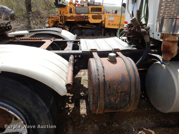 image for item AF9735 2004 Freightliner Columbia 120  semi truck