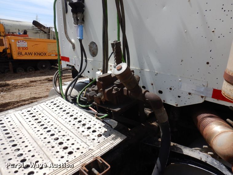 image for item AF9735 2004 Freightliner Columbia 120  semi truck