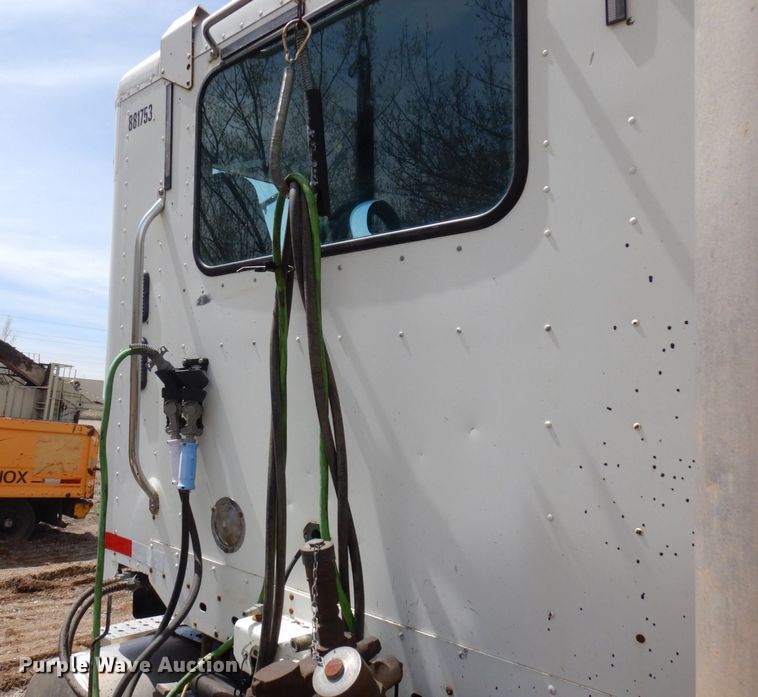 image for item AF9735 2004 Freightliner Columbia 120  semi truck