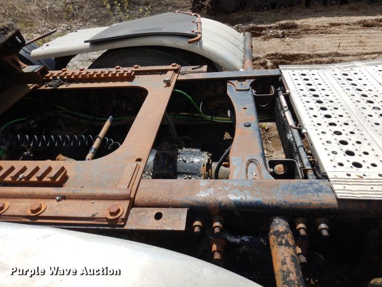 image for item AF9735 2004 Freightliner Columbia 120  semi truck