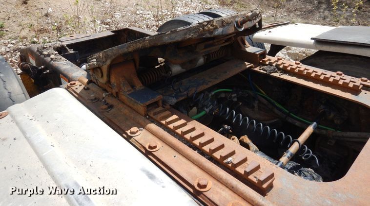 image for item AF9735 2004 Freightliner Columbia 120  semi truck