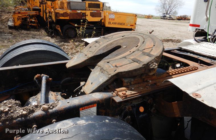 image for item AF9735 2004 Freightliner Columbia 120  semi truck