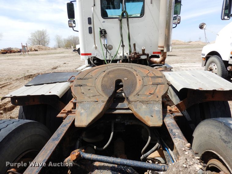 image for item AF9735 2004 Freightliner Columbia 120  semi truck