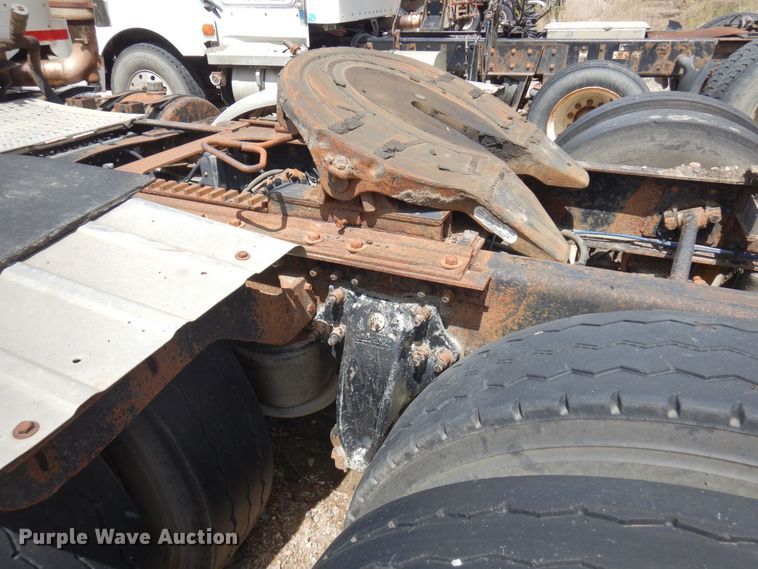 image for item AF9735 2004 Freightliner Columbia 120  semi truck