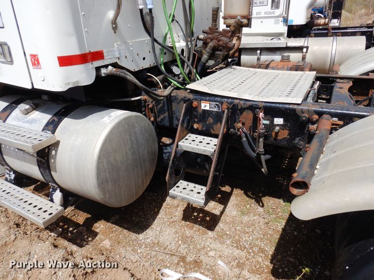 image for item AF9735 2004 Freightliner Columbia 120  semi truck