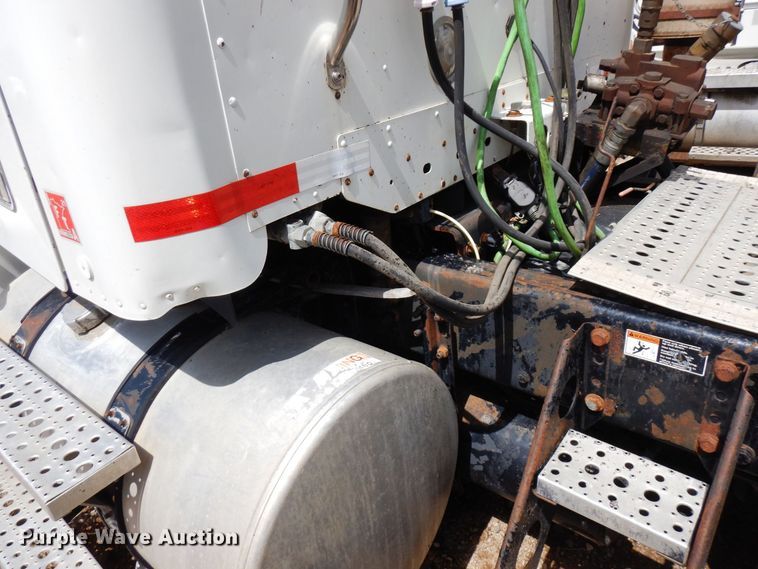 image for item AF9735 2004 Freightliner Columbia 120  semi truck