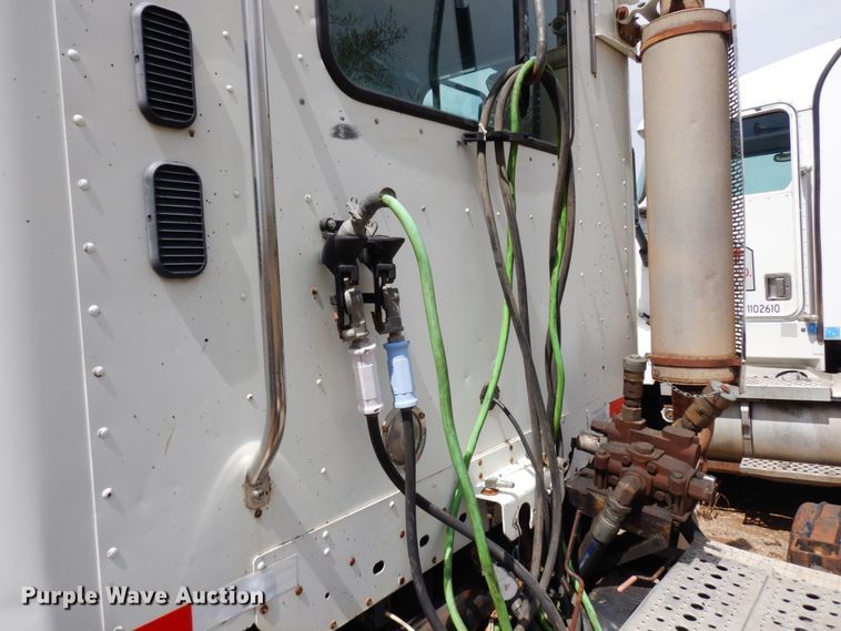 image for item AF9735 2004 Freightliner Columbia 120  semi truck