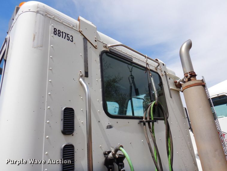 image for item AF9735 2004 Freightliner Columbia 120  semi truck