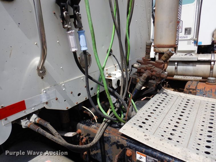 image for item AF9735 2004 Freightliner Columbia 120  semi truck