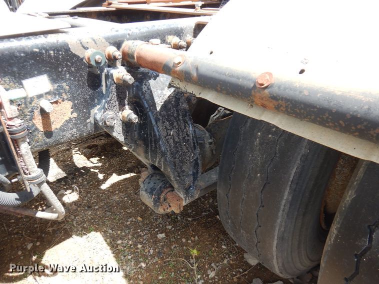 image for item AF9735 2004 Freightliner Columbia 120  semi truck