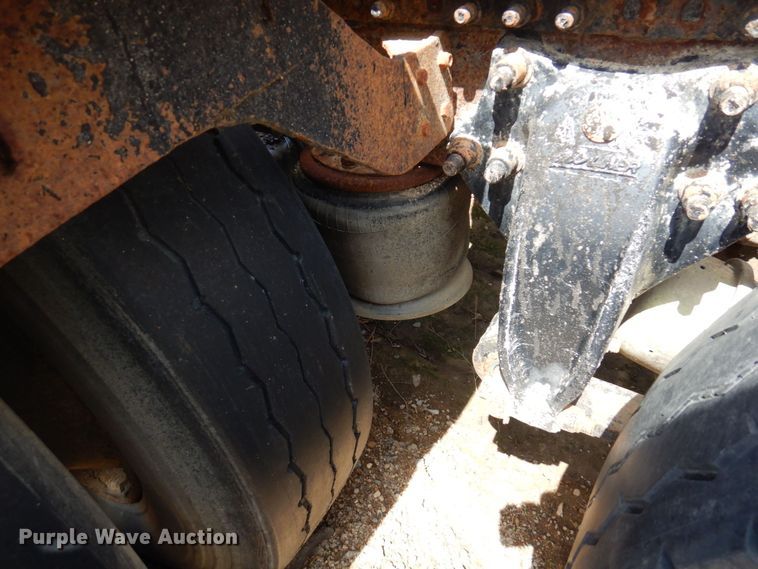 image for item AF9735 2004 Freightliner Columbia 120  semi truck