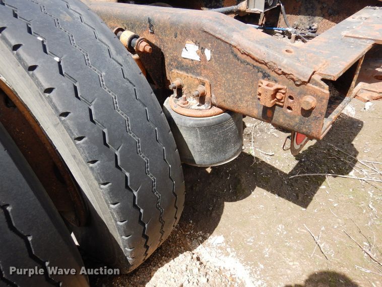 image for item AF9735 2004 Freightliner Columbia 120  semi truck