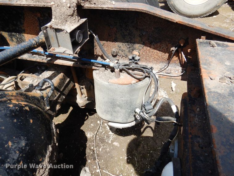 image for item AF9735 2004 Freightliner Columbia 120  semi truck