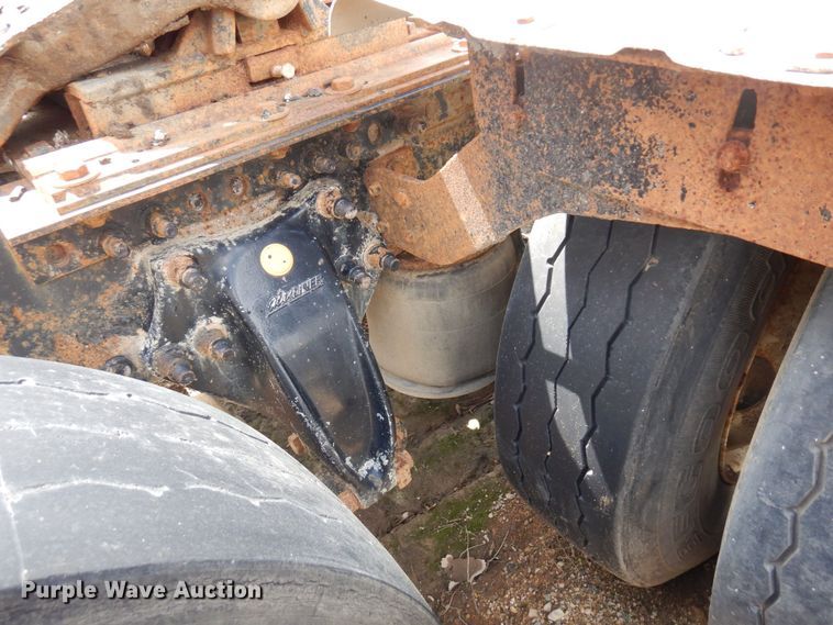 image for item AF9735 2004 Freightliner Columbia 120  semi truck