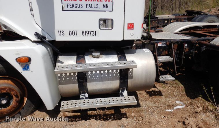 image for item AF9735 2004 Freightliner Columbia 120  semi truck