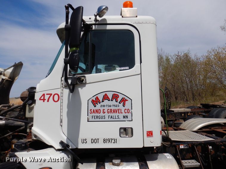 image for item AF9735 2004 Freightliner Columbia 120  semi truck