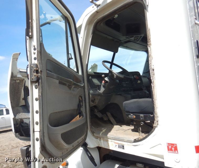 image for item AF9735 2004 Freightliner Columbia 120  semi truck