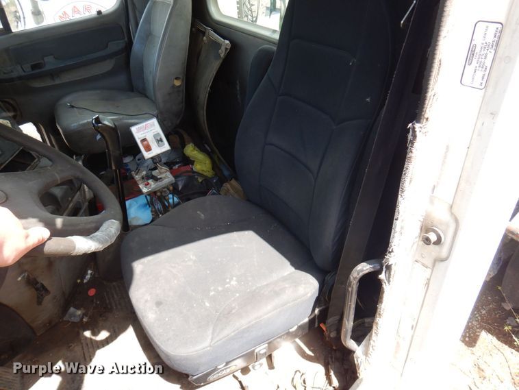 image for item AF9735 2004 Freightliner Columbia 120  semi truck