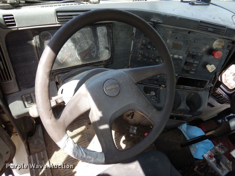 image for item AF9735 2004 Freightliner Columbia 120  semi truck