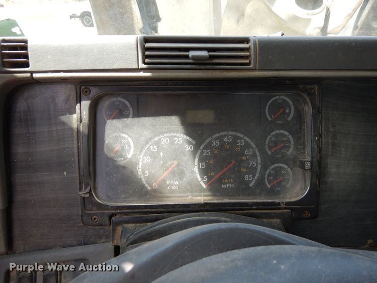 image for item AF9735 2004 Freightliner Columbia 120  semi truck