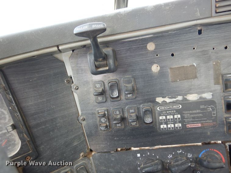 image for item AF9735 2004 Freightliner Columbia 120  semi truck