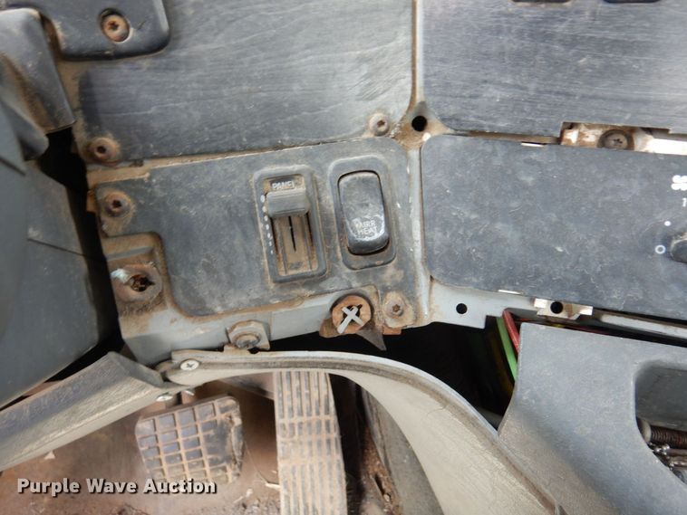 image for item AF9735 2004 Freightliner Columbia 120  semi truck