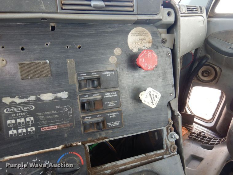 image for item AF9735 2004 Freightliner Columbia 120  semi truck