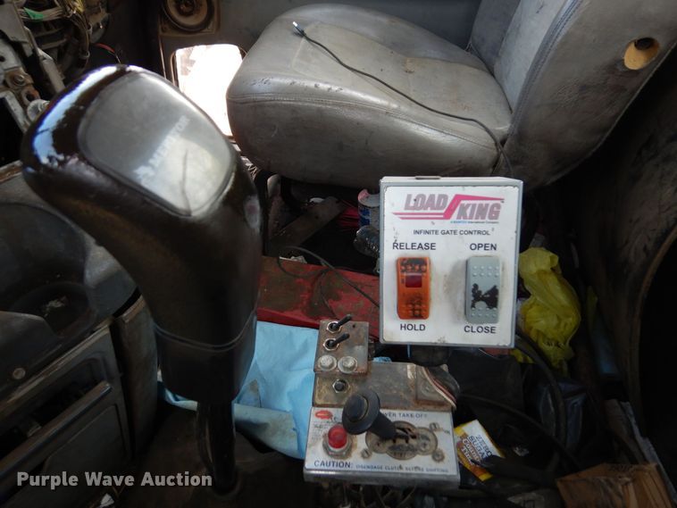 image for item AF9735 2004 Freightliner Columbia 120  semi truck