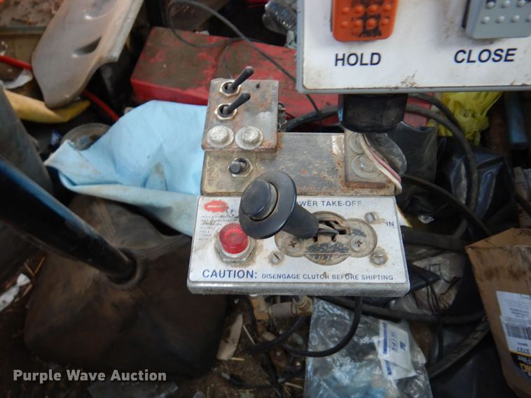 image for item AF9735 2004 Freightliner Columbia 120  semi truck