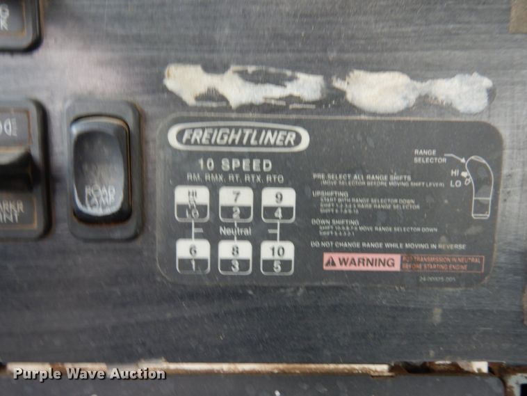 image for item AF9735 2004 Freightliner Columbia 120  semi truck