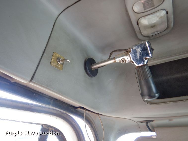 image for item AF9735 2004 Freightliner Columbia 120  semi truck