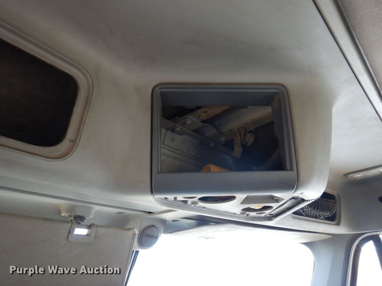 image for item AF9735 2004 Freightliner Columbia 120  semi truck