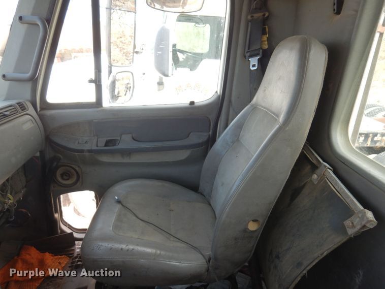 image for item AF9735 2004 Freightliner Columbia 120  semi truck