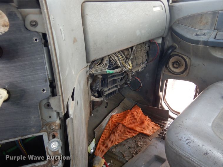 image for item AF9735 2004 Freightliner Columbia 120  semi truck